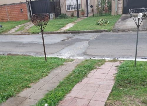 Vecinos de Los Hornos alertaron que una pérdida de agua está rompiendo la calle