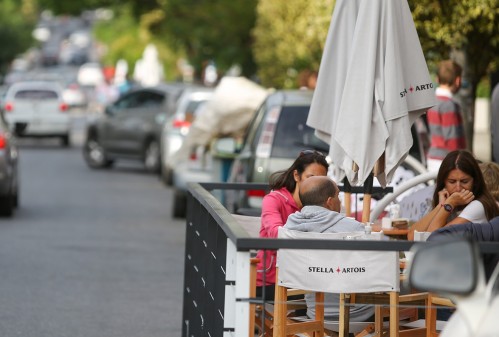 Bares y restaurantes de La Plata deberán retirar los decks de la vía pública