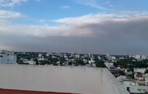 Alertan por la presencia de humo y cenizas en distintos puntos de La Plata proveniente del incendio en Punta Lara