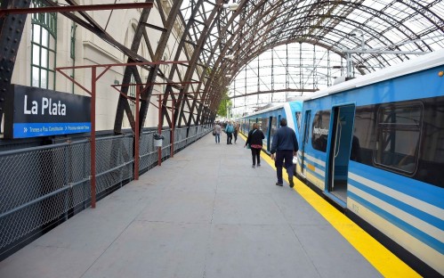 Dos hombres fueron atrapados teniendo relaciones en el baño de la Estación de Trenes de La Plata: uno quedó imputado