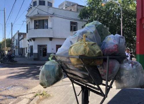 Los recolectores de residuos de Berisso no juntarán la basura que esté afuera de los canastos en señal de protesta