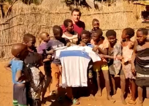 "Dale Lo, dale Lo...": un tripero llevó la camiseta de Gimnasia a Zambia y cantó con los más pequeños