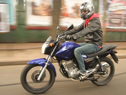 Él quiso engañar a un policía motorizado: Detuvieron en La Plata a un motociclista con falsa licencia