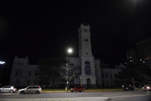 Apagaron las luces del Palacio Municipal de La Plata por una hora, para concientizar sobre el cambio climático
