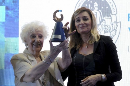 Estela de Carlotto recibió el premio Rodolfo Walsh en la Facultad de Periodismo de la UNLP
