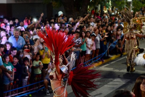 Desfiles de lujo y guerras de espuma: la Municipalidad de La Plata acercó los festejos de carnaval a los distintos barrios