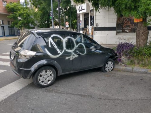 Chocó en pleno centro de La Plata y le terminaron graffiteando el auto