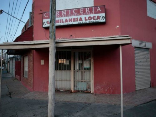 Un menor quiso detener a los ladrones de una carnicería en La Plata y terminó muy herido
