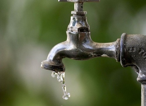 Vecinos de La Loma están alerta por la baja presión de agua