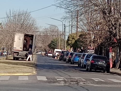 "Bajá la carne donde quieras": escracharon a un camionero en Los Hornos y los vecinos hablaron de un "problema cultural"