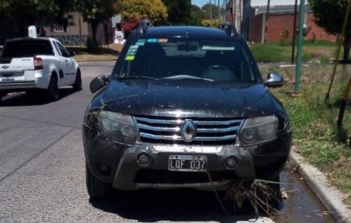 Un grupo de ladrones se robaron dos vehículos de una agencia de autos platense