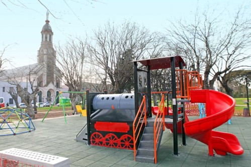 Un "tren", domos escaladores y juegos adaptados a bebés: así quedó renovada la histórica plaza de Tolosa