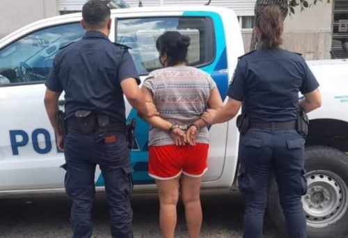 Detuvieron a una mujer que golpeó y apuñaló a su propia hija en Villa Elvira