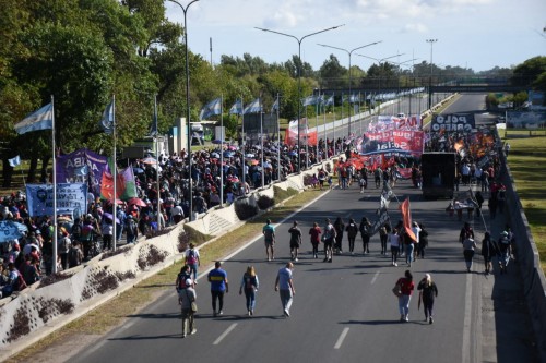 Corte y protesta por tiempo indeterminado en la Autopista Buenos Aires - La Plata: "Pedimos que liberen a dos compañeros"