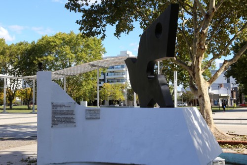 Restauraron en la Plaza Malvinas de La Plata los monumentos que homenajean a los caídos en la Guerra