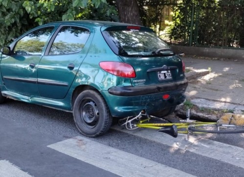 Trágico accidente vial en Berisso: un joven platense terminó con su bicicleta debajo de un auto