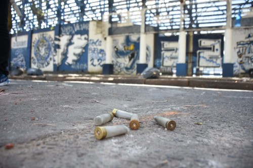 Cascotes, casquillos de bala de goma y vallas tiradas: así quedó la cancha de Gimnasia tras los graves incidentes