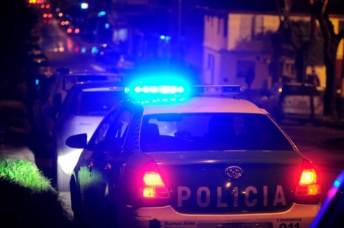 Apuñalaron a un hombre en La Plata y cuando lo quisieron ayudar, atacó a la Policía