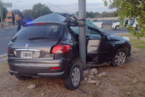 Un chico de 18 años perdió la vida en Berisso luego de perder el control de su auto y chocar contra un poste