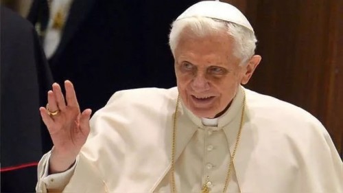 Habilitaron que turistas y creyentes puedan visitar la tumba de Joseph Ratzinger