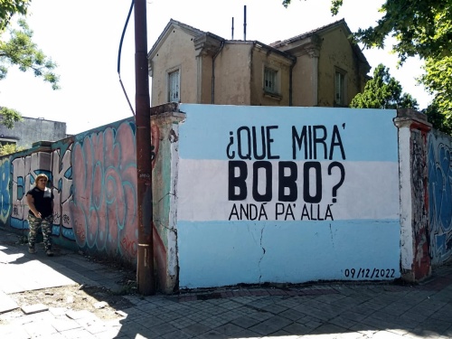 "¿Qué mirá bobo? andá pá allá", llegó a un barrio platense: “El mondongo y su magia”