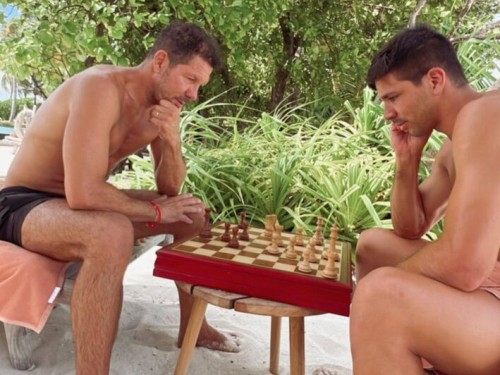 Los insólitos "errores" en la partida de ajedrez del Cholo Simeone: ¿Ignorancia o foto para posar?