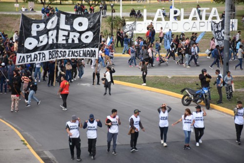 Movimientos sociales cortaron la bajada de la Autopista Buenos Aires - La Plata para reclamar por el hambre
