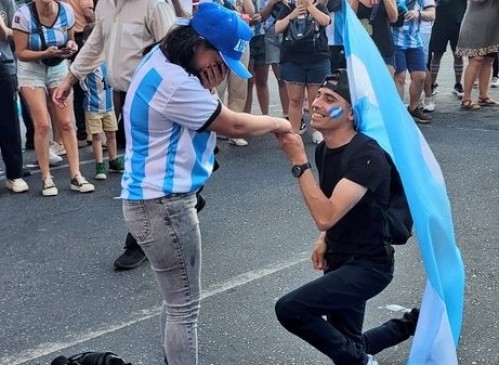 ¡Argentinidad al palo! Un joven le pidió casamiento a su novia en medio de los festejos argentinos en el Obelisco