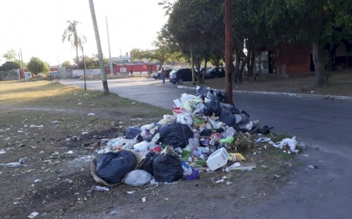 La basura acumulada en Barrio Aeropuerto sigue presente y generó preocupación en los frentistas