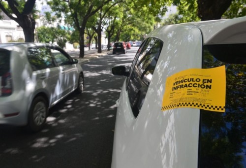 Los inspectores de La Plata se llevan la Ley de Tránsito a marzo: viven multando a personas con permisos especiales