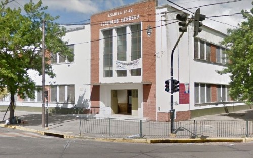 Familias de la escuela 42 de La Plata reclamaron por las viandas y la falta de auxiliares