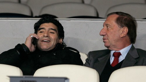 Informan que Carlos Bilardo se enteró de la muerte de Maradona: "No dijo nada, solo juntó las manos"