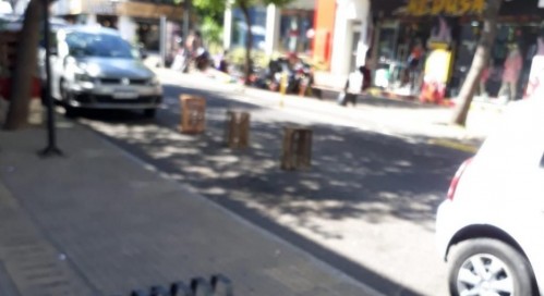 Crece el reclamo por "reservas ilegales" de estacionamiento en La Plata