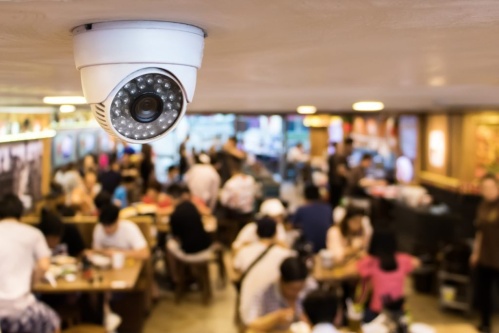 Pidió revisar las cámaras de seguridad para ver si le eran infiel y estallaron los memes