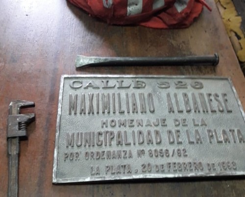Robaron la placa de bronce que homenajeaba a Maximiliano Albanese, el joven platense asesinado en 1990