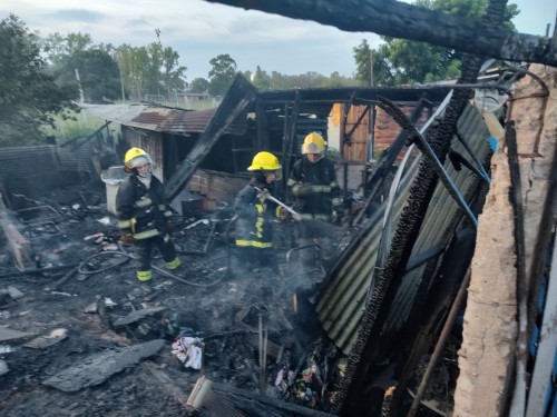 Se produjo un importante incendio en dos casas de Berisso: no hubo heridos de gravedad pero sí daños materiales