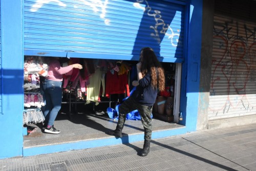 Operativo policial en hipermercados de La Plata para "prevenir saqueos": también cerraron comercios de 1 y 44