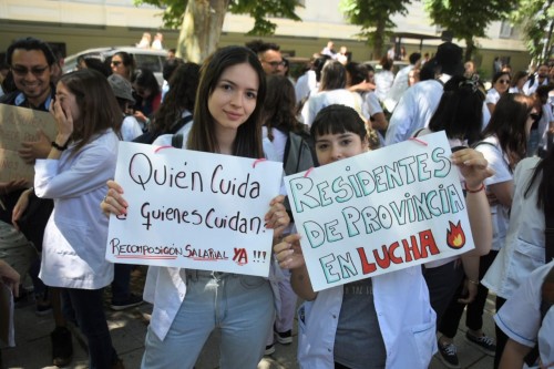 Movilización de residentes en La Plata por la reapertura paritaria: "Debe reconocerse el trabajo en la pandemia"