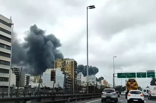 Explosiones y fuego en una fábrica de Dock Sud dificultan la visibilidad en la autopista Buenos Aires - La Plata