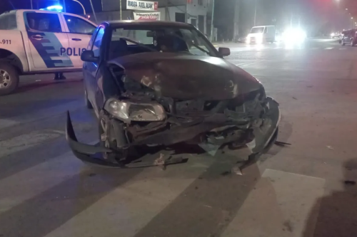 En un brutal accidente en La Plata, un motociclista impactó contra un auto y salió volando: debió ser hospitalizado