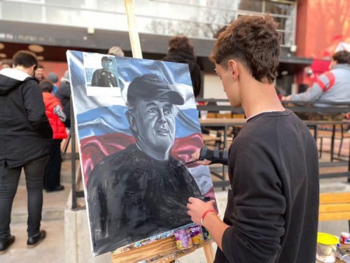 "Fue una locura": tiene 17 años, su "papá futbolístico" lo hizo enfermo de Estudiantes y pintó 7 horas a Sabella
