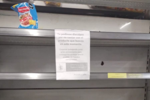 Vecinos se encontraron con góndolas vacías de alimentos en un hipermercado de La Plata: “Te pedimos disculpas…”