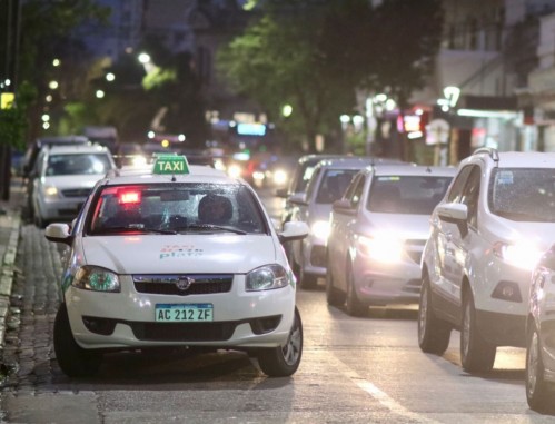 Desde el 2022 habrá una tarifa nocturna "especial" para los taxis en La Plata: buscan que haya más choferes en la calle