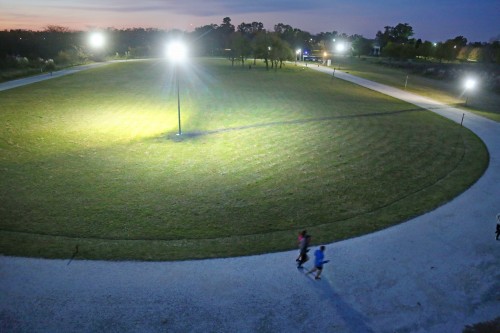 Se renovó la iluminación en la pista de atletismo del Parque Ecológico: detalles de un lugar muy concurrido de Villa Elisa