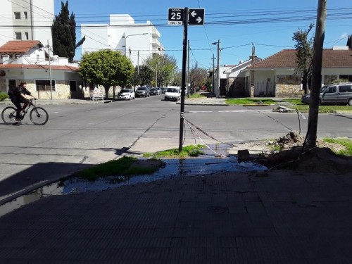 Vecinos del barrio La Loma se quejan por un caño roto que genera pérdidas de agua hace meses