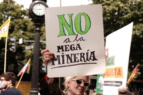 Organizaciones de izquierda se manifestaron en el centro de La Plata por una polémica ley aprobada en Chubut