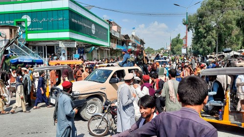 Masivas protestas en Kabul por el cierre de los bancos impuesto por los talibanes