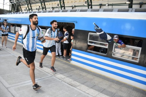 Locura total en la Estación de Trenes de La Plata por el histórico recibimiento a la Scaloneta