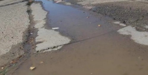 En Los Hornos reclaman por el arreglo de un caño roto que no deja de perder agua en plena calle
