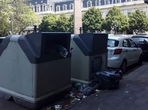 Reclaman por la higiene de los contenedores de basura en Plaza San Martín